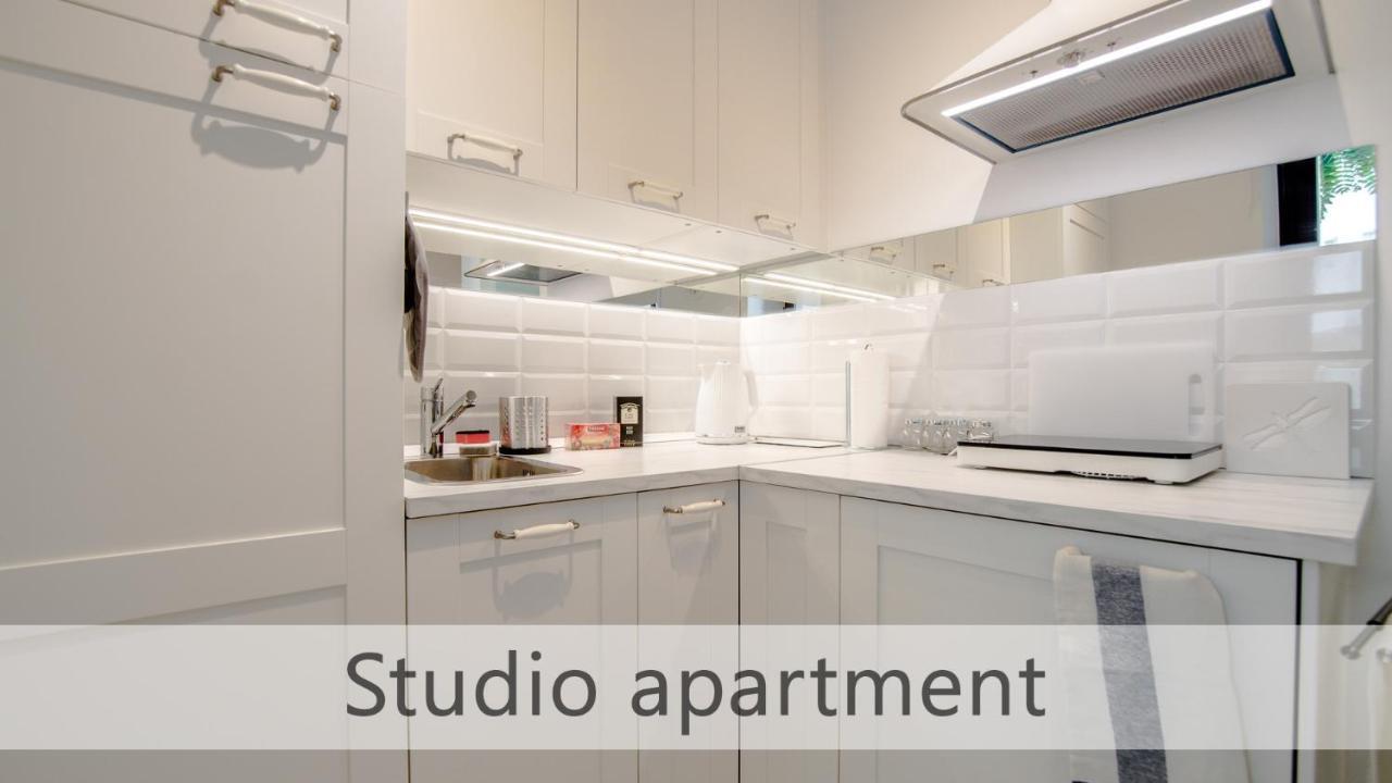 White Apartments With Ac By Kovee Pozsony Kültér fotó
